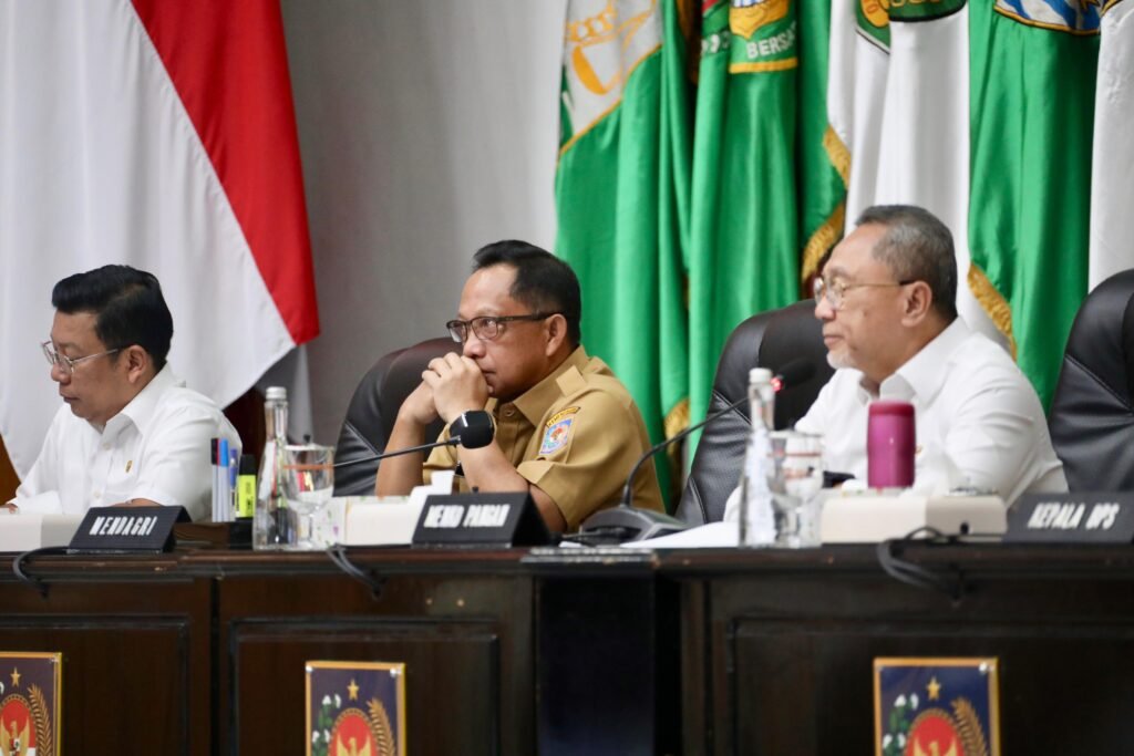 mendagri-nyimak-rapat