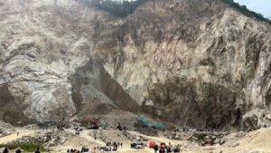 Longsor-di-Gunung-Kuda-Cirebon-1