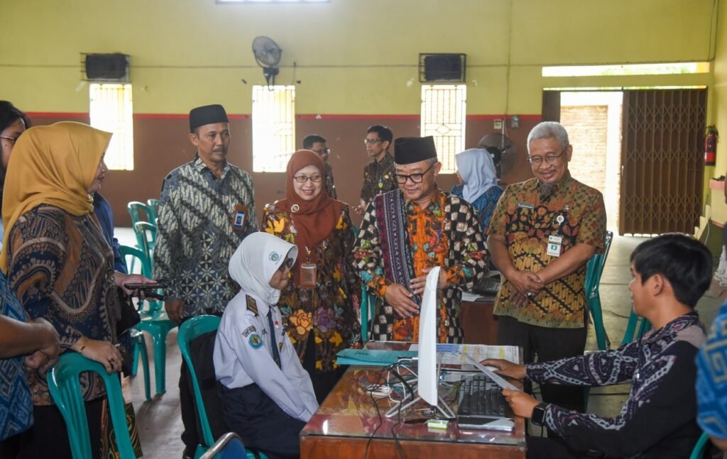 mendikdasmen-tinjau-spmb-jateng