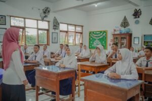 guru-mengajar-kelas-bangku-kayu