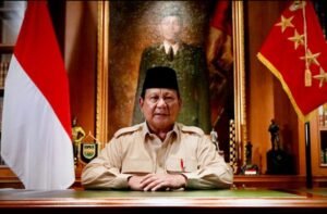 presiden-prabowo-duduk-peci-hitam