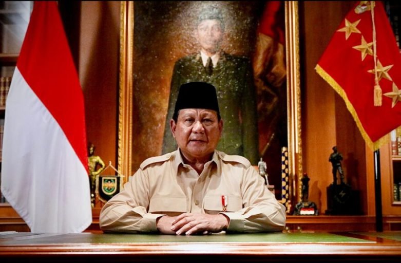 presiden-prabowo-duduk-peci-hitam