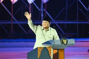 prabowo-menyapa-di-podium-hgn