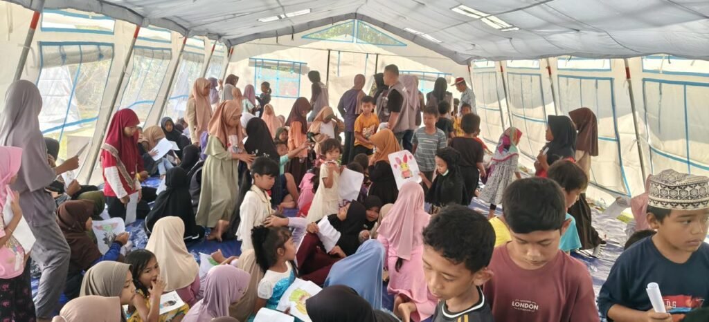 Anak-anak-Belajar-di-Tenda-Pengungsi-Kemendikdasmen