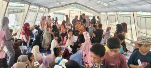 Anak-anak-Belajar-di-Tenda-Pengungsi-Kemendikdasmen