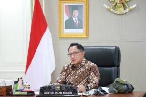 Mendagri-Tito-Duduk-di-Meja-Kerja-Pakai-Baju-Batik