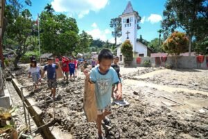 anak-anak-belajar-di-bekas-banjir-longsor