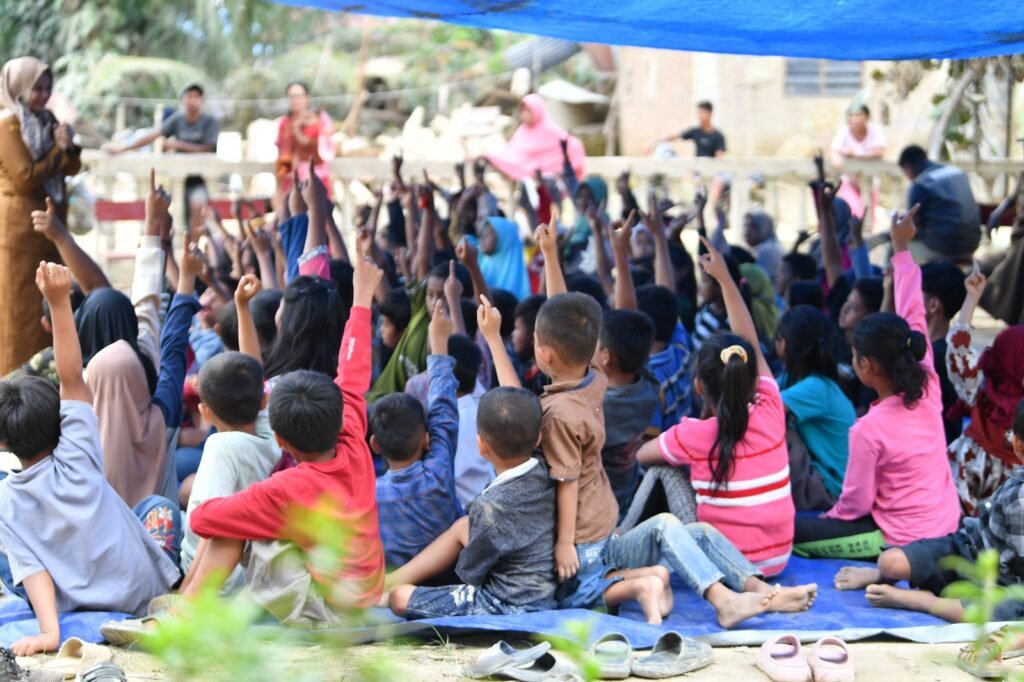 anak-anak-belajar-di-tenda-darurat-kemendikdasmen
