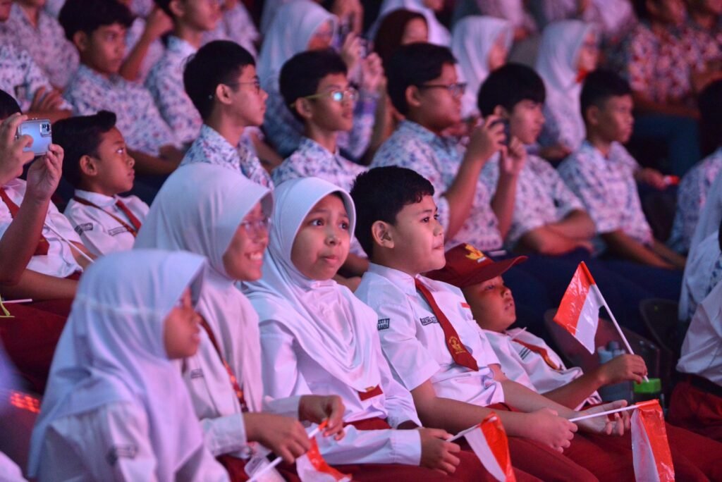 anak-anak-sekolah-duduk