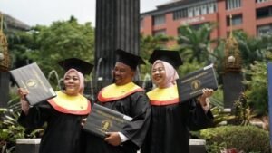 ayah-ibu-anak-wisuda-ub