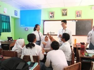guru-di-kelas-ipa