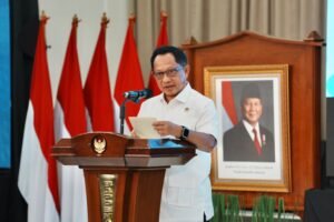 mendagri-tito-podium-merah-putih