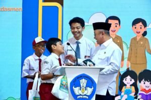 muti-tertawa-bersama-para-siswa