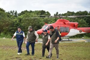 wamen-atip-turun-helikopter
