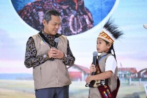 wamen-fajar-dan-siswa-dayak