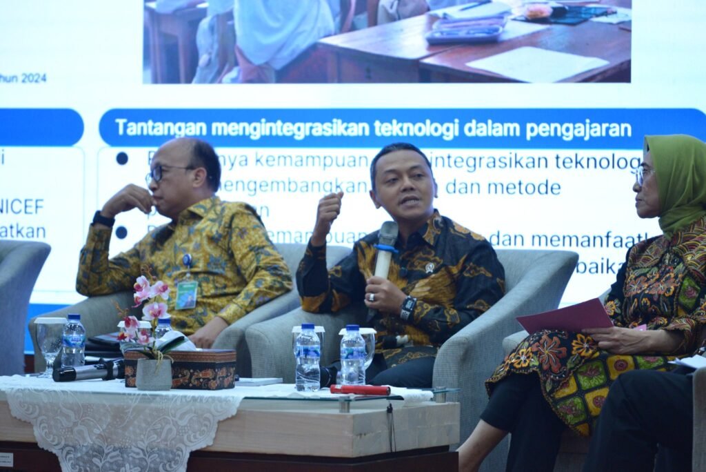 wamen-fajar-ngomong-di-sofa
