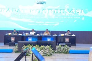 2mendagri-tito-pimpin-rapat-koordinasi-senyum