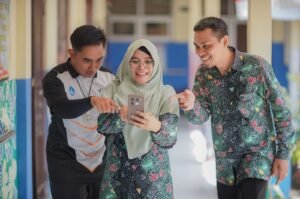 3-guru-senang-lihat-hp