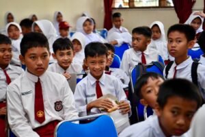 anak-anak-SD-di-kelas-gembira