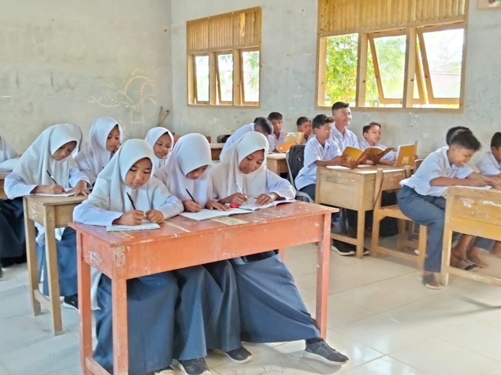 anak-sma-belajar-bertiga-sebangku