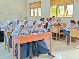 anak-sma-belajar-bertiga-sebangku