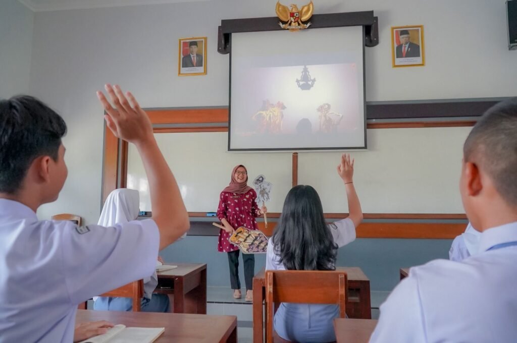 guru-sma-mengajar-di-kelas-pakai-proyektor