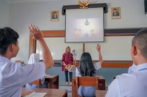 guru-sma-mengajar-di-kelas-pakai-proyektor