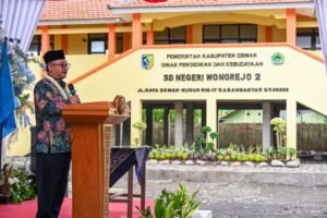 menteri-muti-podium-di-sd-wonorejo-2