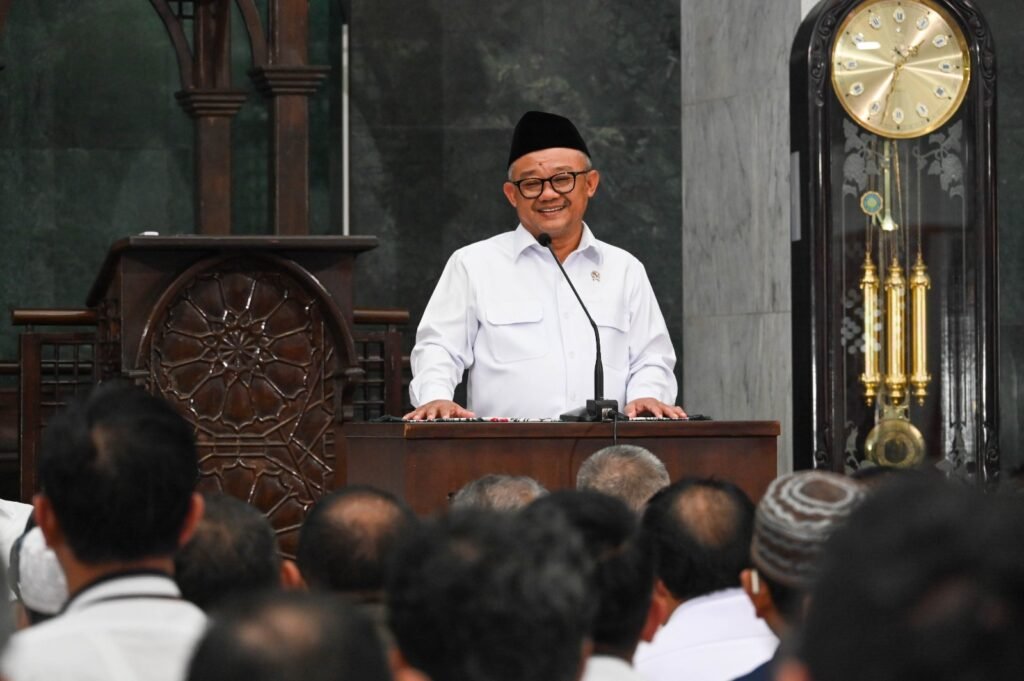 muti-podium-pakai-kopiah-isra-miraj
