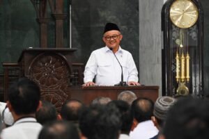 muti-podium-pakai-kopiah-isra-miraj