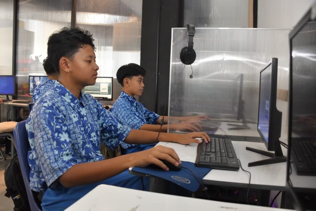 siswa-siswa-batik-biru-di-depan-komputer-kemendikdasmen
