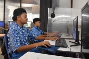 siswa-siswa-batik-biru-di-depan-komputer-kemendikdasmen