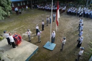 siswa-sma-upacara-kemendikdasmen