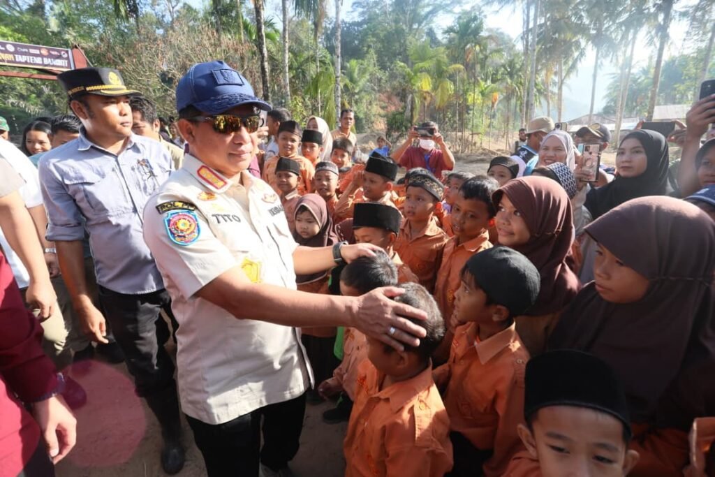 tito-dan-anak-sd-pramuka