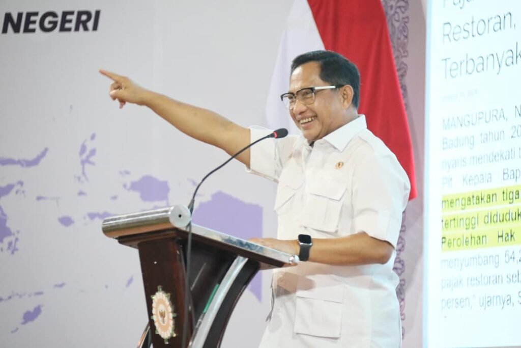 tito-kemeja-putih-senyum-nunjuk