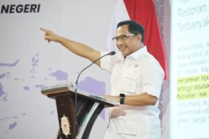 tito-kemeja-putih-senyum-nunjuk