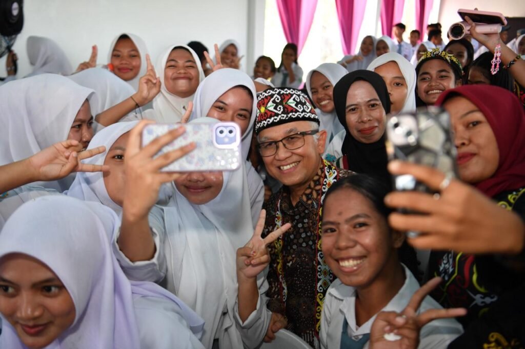 wamendikdasmen-fajar-bareng-siswa-foto-foto