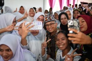 wamendikdasmen-fajar-bareng-siswa-foto-foto