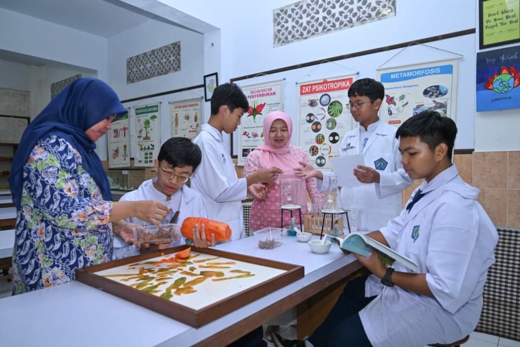 dua-guru-mengajar-di-lab