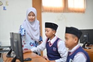 guru-sd-berjilbab-mengajar-depan-komputer