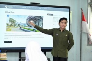 pak-guru-rendi-papan-interaktif