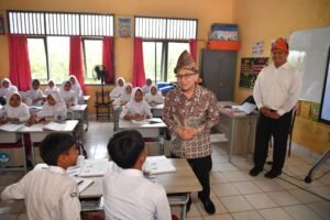wamen-atip-mengajar-di-kelas-sd