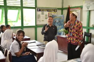 wamen-fajar-menerangkan-di-kelas