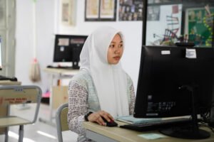 Siswi-berjilbab-di-depan-komputer-kemendikdasmen-1