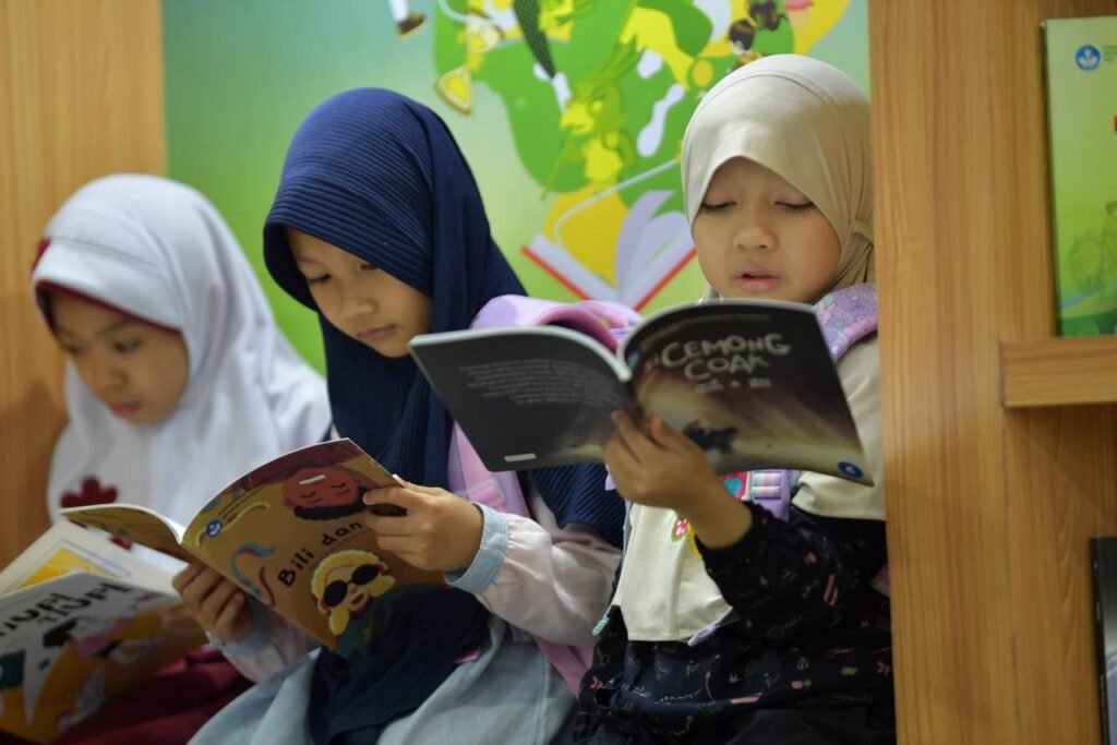 anak-anak-berjilbab-baca-buku