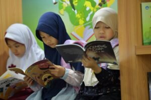 anak-anak-berjilbab-baca-buku