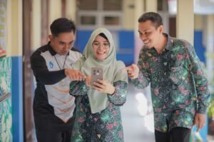 guru-guru-senang-lihat-hp