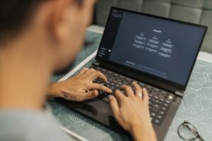 laptop-pakai-chat-gpt