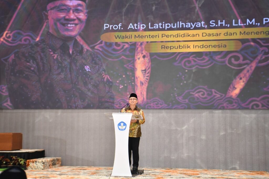 prof-atip-podium-malam