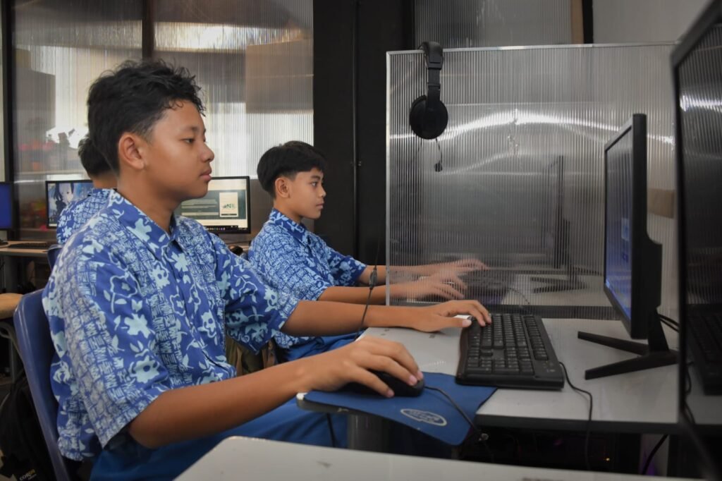 tka-smp-cowok-batik-biru